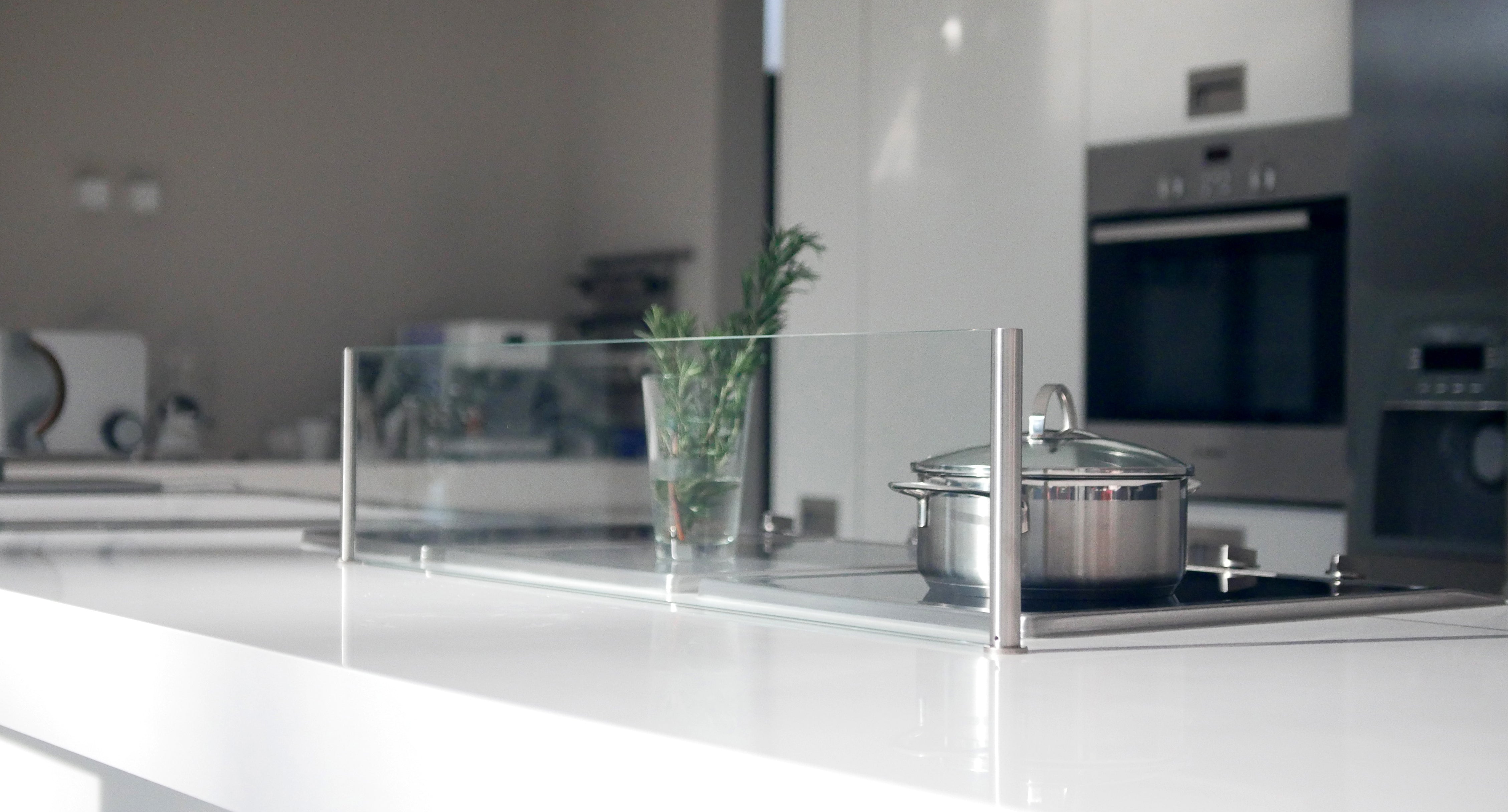 Glasrückwand und Spritzschutz für Küche und Bad – Stauraum