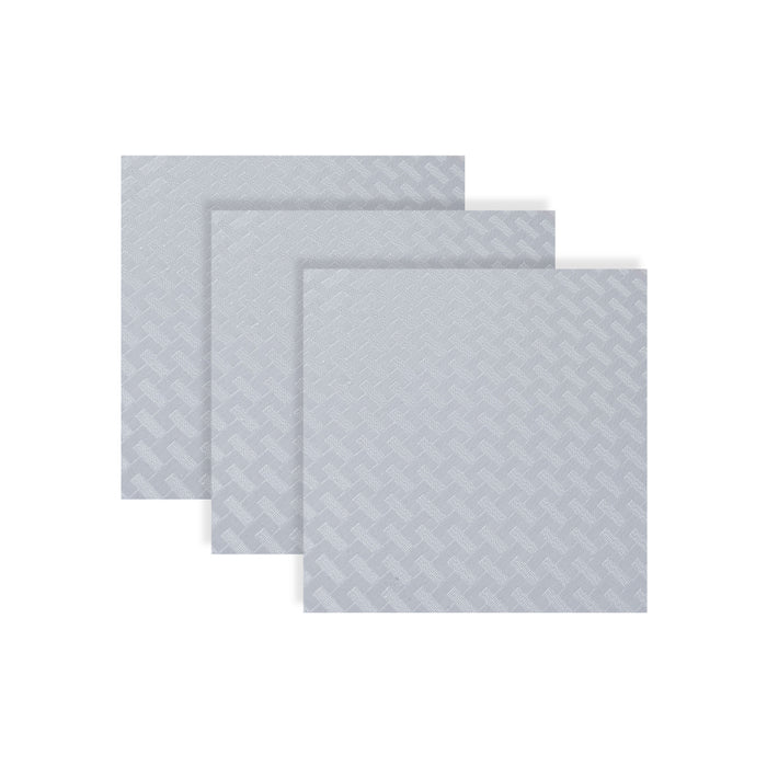 Die stauraum-shop Antirutschmatte 'Set 3' besteht aus drei hellgrauen quadratischen Matten mit dezentem diagonalem Webmuster, die sich perfekt als stilvolle Einlegematten für den Schrank eignen.